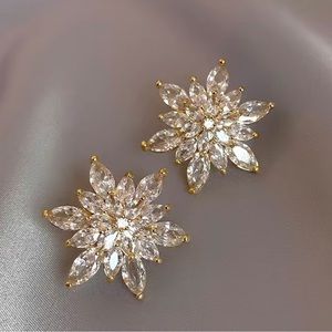 Glass earrings studs for beautiful girls, earring diameter is 2cm